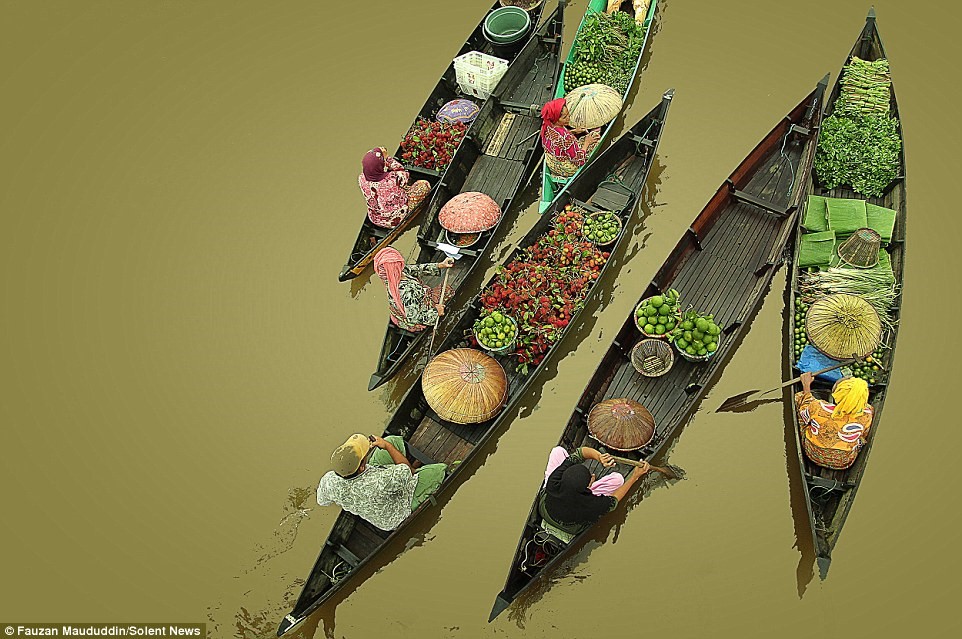 Các thuyền nhỏ buôn bán hoa quả, rau củ, cá và các loại thực phẩm khác.
